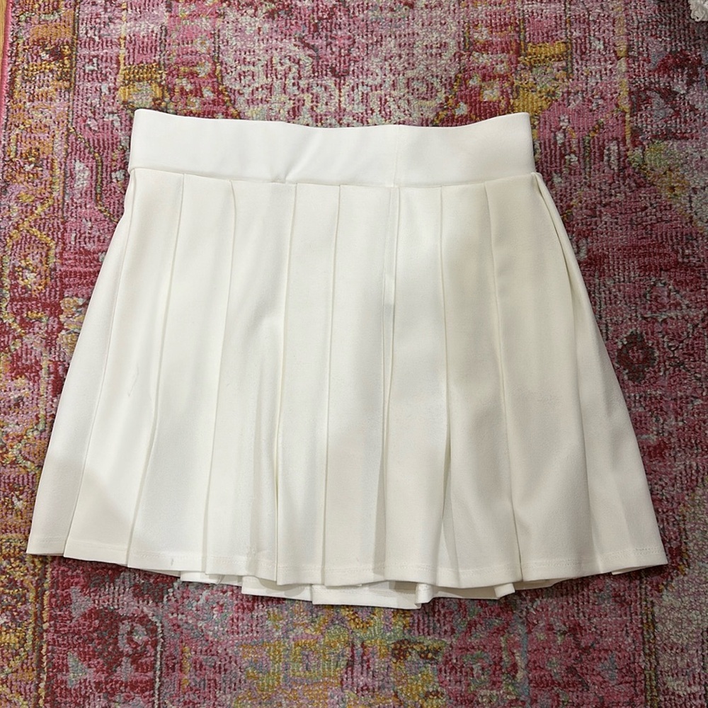 White pleated skirt (size L but fits like M)